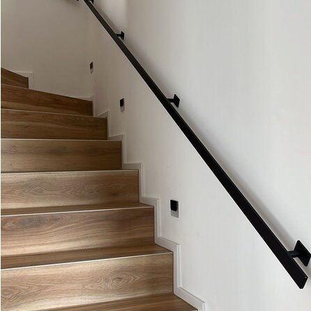 Zwarte trapleuning (gecoat) op maat - rechthoekig (40x10 mm) - incl. leuninghouders TYPE 16 - coating zwart RAL 9005
