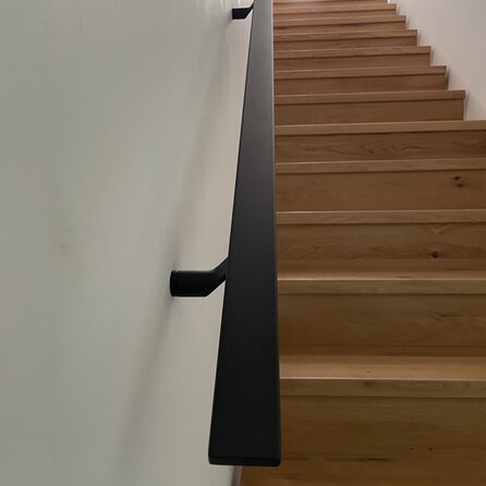 Antraciet trapleuning (gecoat) op maat - rechthoekig (40x10 mm) - incl. leuninghouders TYPE 7 - coating donkergrijs RAL 7016 of 7021
