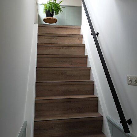 Zwarte trapleuning (gecoat) op maat - rechthoekig (40x15 mm) - coating zwart RAL 9005