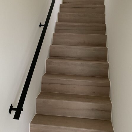 Zwarte trapleuning (gecoat) op maat - rechthoekig (40x10 mm) - incl. leuninghouders TYPE 10 - coating zwart RAL 9005