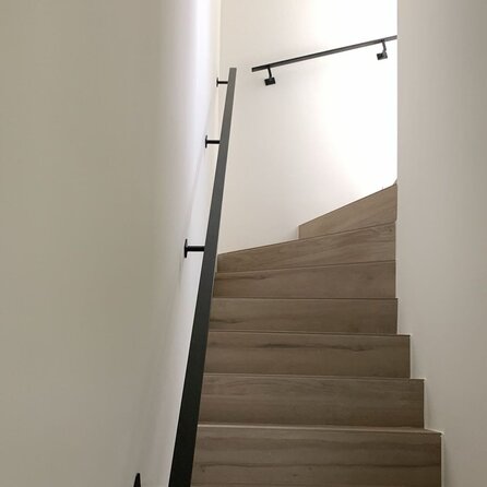Zwarte trapleuning (gecoat) op maat - rechthoekig (40x10 mm) - incl. leuninghouders TYPE 10 - coating zwart RAL 9005