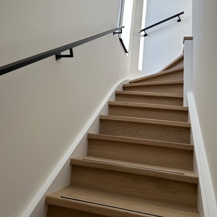 Zwarte trapleuning (gecoat) op maat - rechthoekig (40x20 mm) - incl. leuninghouders TYPE 10 - coating zwart RAL 9005
