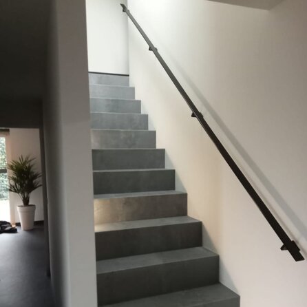 Zwarte trapleuning (gecoat) op maat - rechthoekig (50x20 mm) - incl. leuninghouders TYPE 11 - coating zwart RAL 9005
