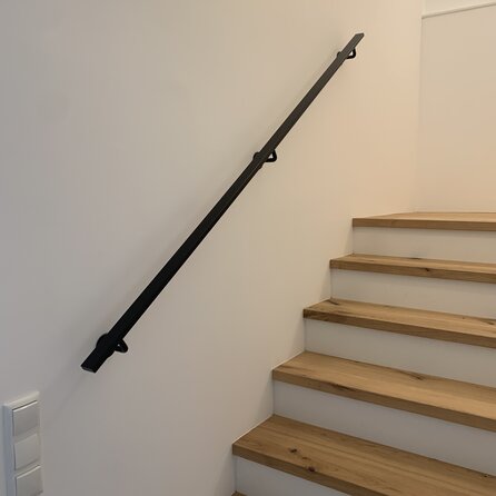 Zwarte trapleuning (gecoat) op maat - rechthoekig (40x15 mm) - incl. leuninghouders TYPE 1 - coating zwart RAL 9005