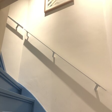 Witte trapleuning (gecoat) op maat - rechthoekig (40x10 mm) - incl. leuninghouders TYPE 7 - coating wit RAL 9016, 9010 of 9001 Witte trapleuning (gecoat) op maat - rechthoekig (40x10 mm) - incl. leuninghouders TYPE 7 - coating wit RAL 9016, 9010 of 9001