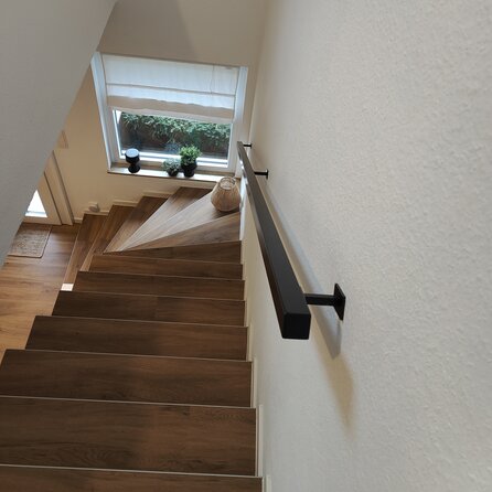 Zwarte trapleuning (gecoat) op maat - vierkant (40x40 mm) - incl. leuninghouders TYPE 16 - coating zwart RAL 9005