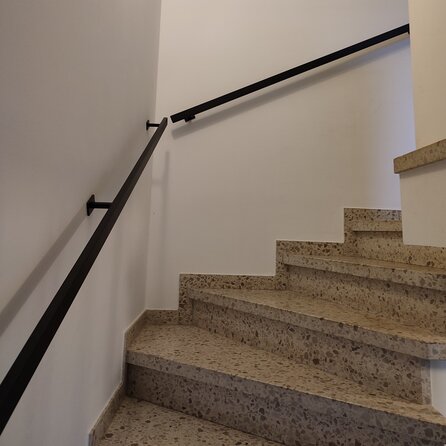 Zwarte trapleuning (gecoat) op maat - rechthoekig (40x20 mm) - incl. leuninghouders TYPE 16 - coating zwart RAL 9005