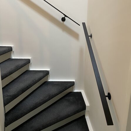 Zwarte trapleuning (gecoat) op maat - rechthoekig (40x10 mm) - incl. leuninghouders TYPE 3 - coating zwart RAL 9005