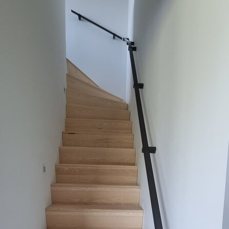 Gunmetal trapleuning (gecoat) op maat - rechthoekig (40x10 mm) - incl. leuninghouders TYPE 13 - coating zwarte staal look
