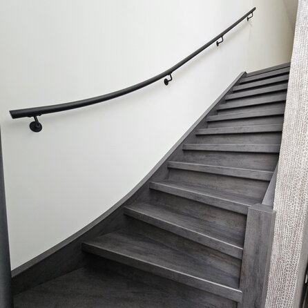 Zwarte trapleuning (gecoat) op maat - rond smal - incl. leuninghouders TYPE 3 - coating zwart RAL 9005