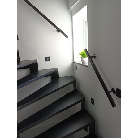 Zwarte trapleuning (gecoat) op maat - rechthoekig (40x20 mm) - incl. leuninghouders TYPE 16 - coating zwart RAL 9005