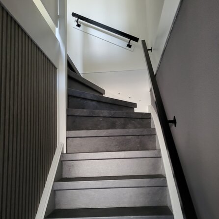 Zwarte trapleuning (gecoat) op maat - vierkant (40x40 mm) - incl. leuninghouders TYPE 11 - coating zwart RAL 9005