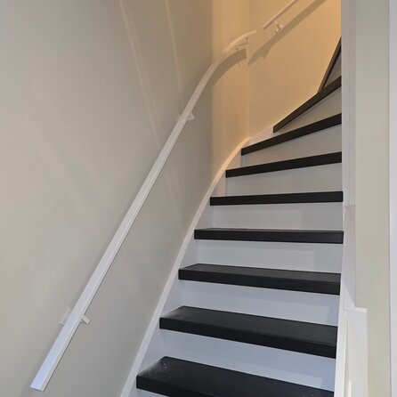 Witte trapleuning (gecoat) op maat - rechthoekig (40x20 mm) - incl. leuninghouders TYPE 11 - coating wit RAL 9016, 9010 of 9001