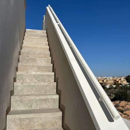 Witte trapleuning (gecoat) op maat - voor buiten - rond - incl. leuninghouders TYPE 14 - coating wit RAL 9016, 9010 of 9001