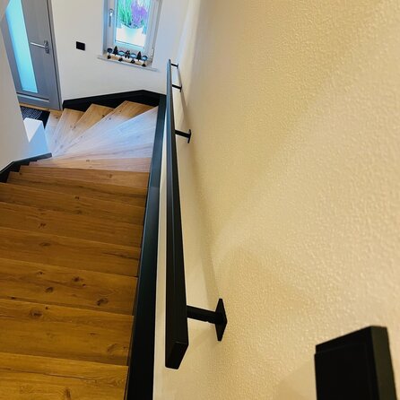 Zwarte trapleuning (gecoat) op maat - rechthoekig (50x20 mm) + leuninghouders TYPE 16 - coating zwart RAL 9005