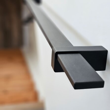 Zwarte trapleuning (gecoat) op maat - rechthoekig (40x10 mm) - incl. leuninghouders TYPE 13 - coating zwart RAL 9005