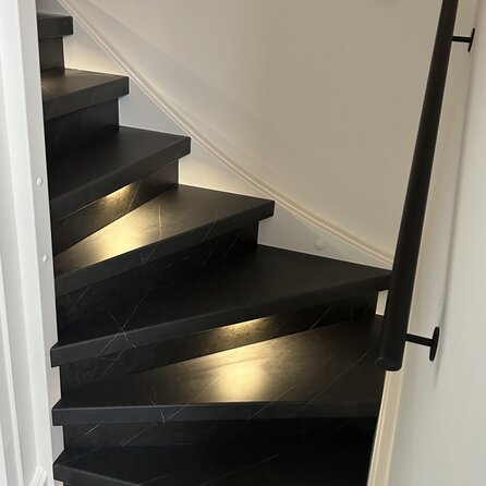 Zwarte trapleuning (gecoat) op maat - rond - incl. leuningdragers TYPE 3 LUXE - coating zwart RAL 9005