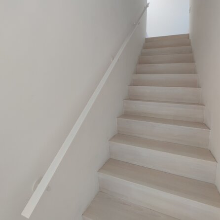 Witte trapleuning (gecoat) op maat - rechthoekig (40x10 mm) - incl. leuningdragers TYPE 3 LUXE - coating wit RAL 9016, 9010 of 9001