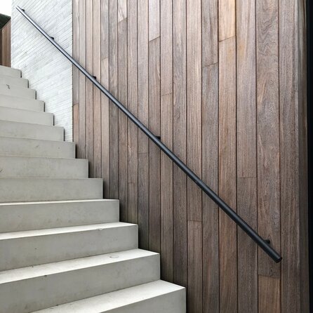 Zwarte trapleuning (gecoat) op maat - voor buiten - rond - incl. leuninghouders TYPE 4 - coating zwart RAL 9005
