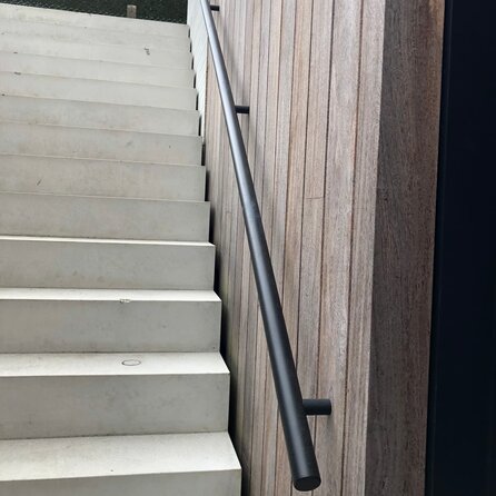 Zwarte trapleuning (gecoat) op maat - voor buiten - rond - incl. leuninghouders TYPE 4 - coating zwart RAL 9005