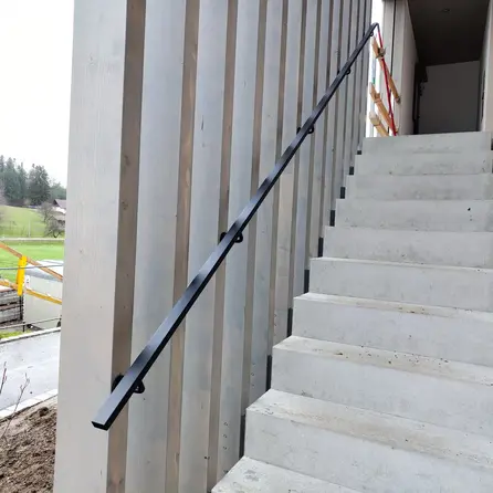 Zwarte trapleuning (gecoat) op maat - voor buiten - rechthoekig (40x20 mm) - incl. leuninghouders TYPE 3 - coating zwart RAL 9005