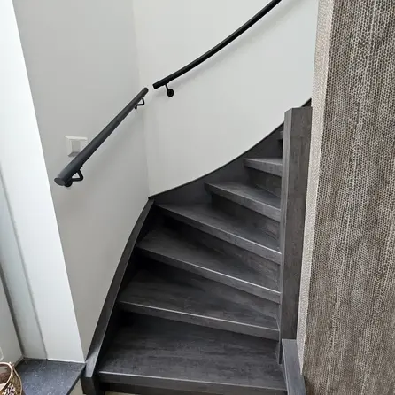 Zwarte trapleuning (gecoat) op maat - rond smal - incl. leuninghouders TYPE 3 - coating zwart RAL 9005