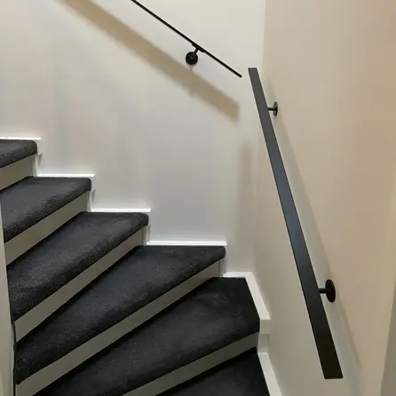 Zwarte trapleuning (gecoat) op maat - rechthoekig (40x10 mm) - incl. leuningdragers TYPE 3 LUXE - coating zwart RAL 9005