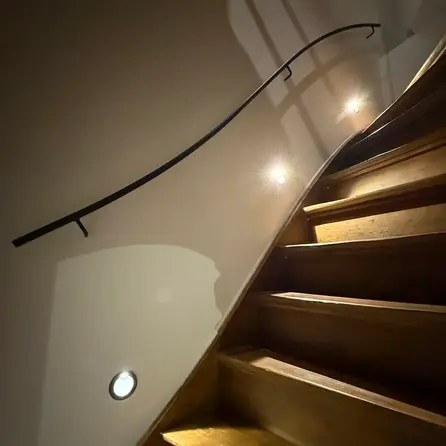 Smeedijzeren trapleuning op maat - rond massief (20 mm) - Incl. ronde leuninghouders (gelast) - transparante coating Smeedijzeren trapleuning op maat - rond massief (20 mm) - Incl. ronde leuninghouders (gelast) - transparante coating