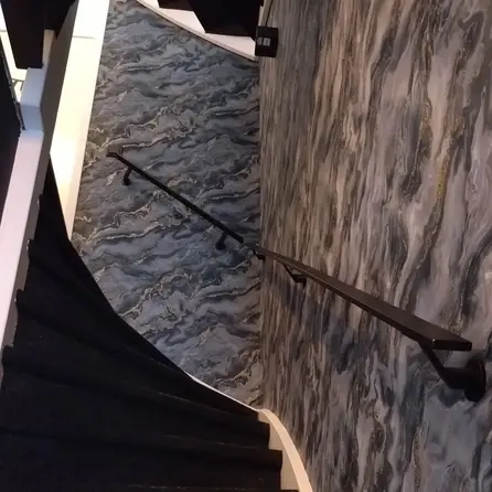 Zwarte trapleuning (gecoat) op maat - rechthoekig (40x10 mm) - incl. leuninghouders TYPE 7 LUXE - coating zwart RAL 9005 Zwarte trapleuning (gecoat) op maat - rechthoekig (40x10 mm) - incl. leuninghouders TYPE 7 LUXE - coating zwart RAL 9005