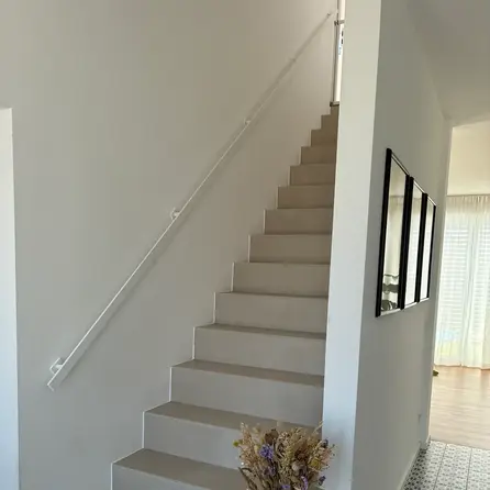 Witte trapleuning (gecoat) op maat - rechthoekig (40x10 mm) - incl. leuninghouders TYPE 16 - coating wit RAL 9016, 9010 of 9001