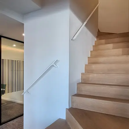 Witte trapleuning (gecoat) op maat - rechthoekig (40x10 mm) - incl. leuninghouders TYPE 7 LUXE - coating wit RAL 9016, 9010 of 9001