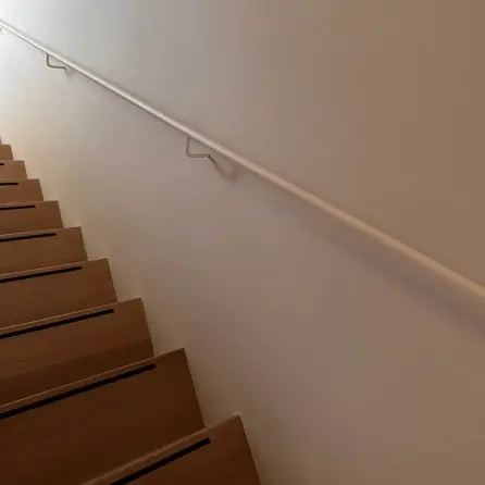 Smeedijzeren trapleuning in RAL kleur naar wens (gecoat) op maat - rond massief (20 mm) - incl. ronde leuninghouders (gelast) - coating in iedere RAL kleu