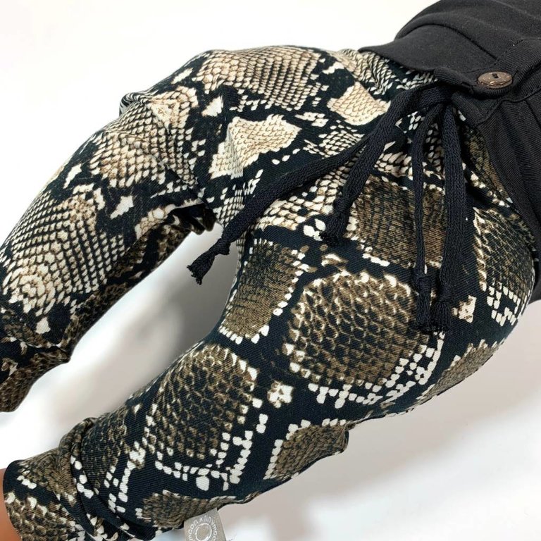 Baggy broekje met slangenprint