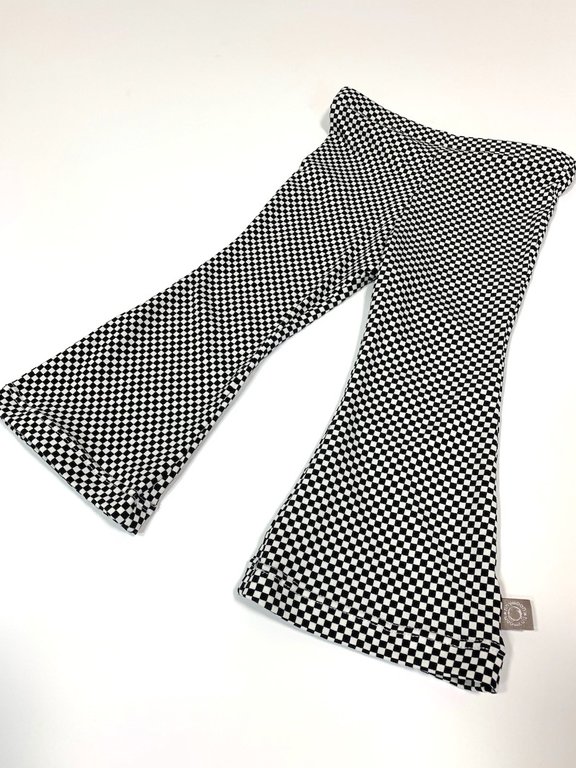 Flared broek met zwart witte ruitprint