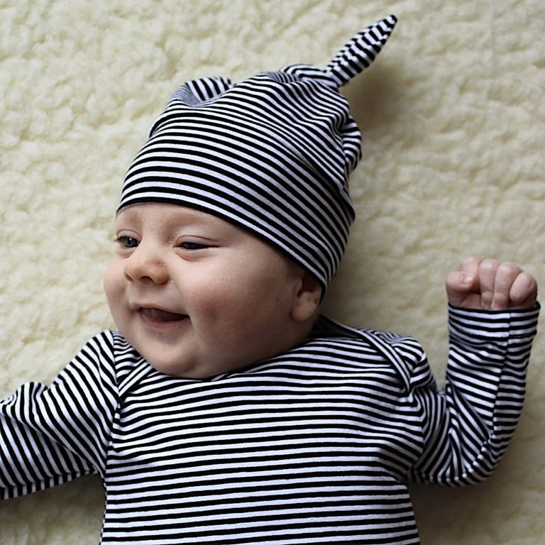 Fine Stripe newborn mutsje knoop