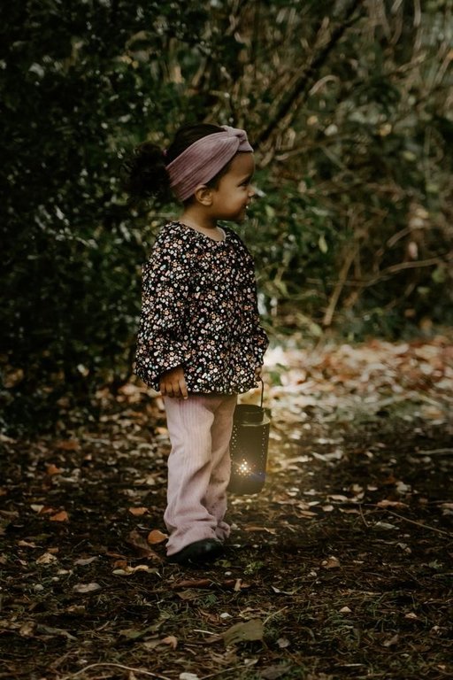 Flared broek van brede rib in de kleur lavender.