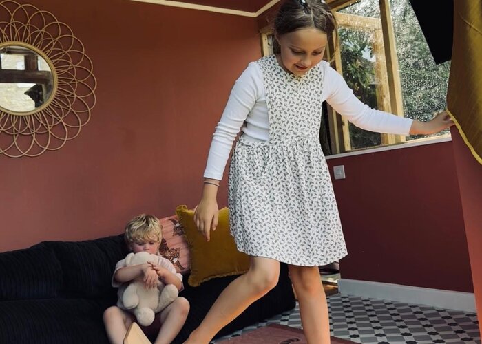 Meisje balanceert staand op een Wobbel balansbord