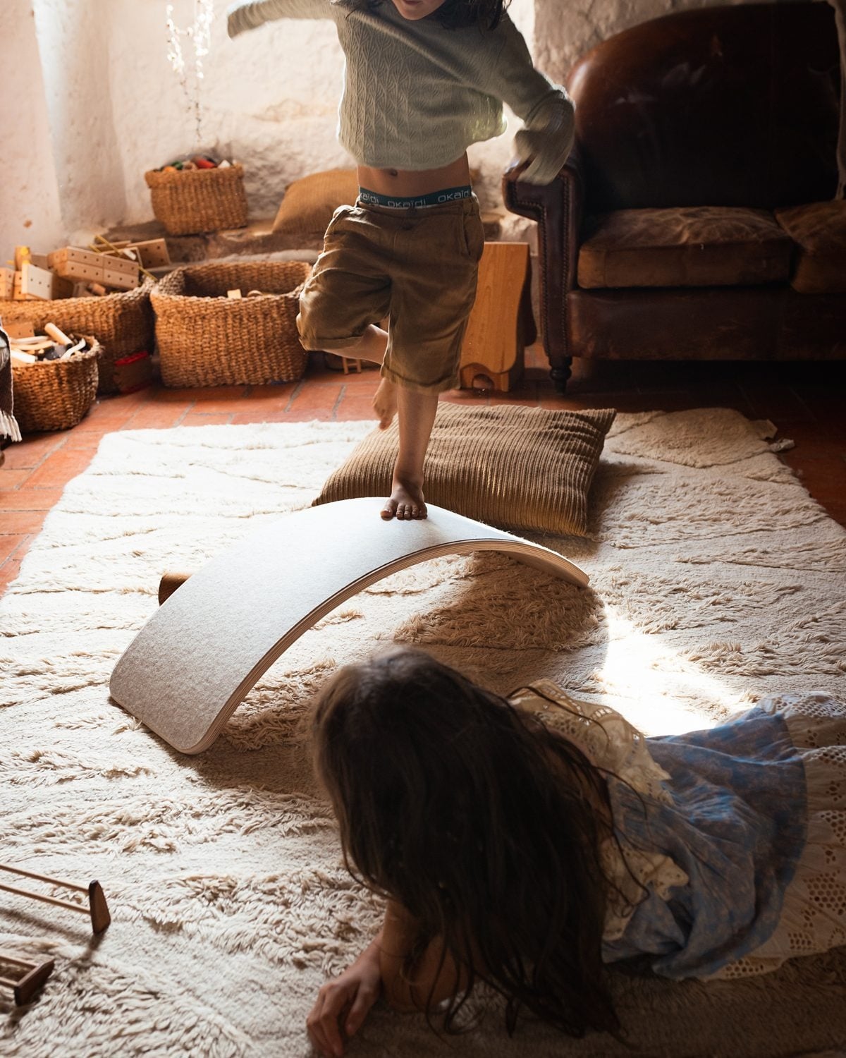 Kinderen spelen in de woonkamer rond de Wobbel Original