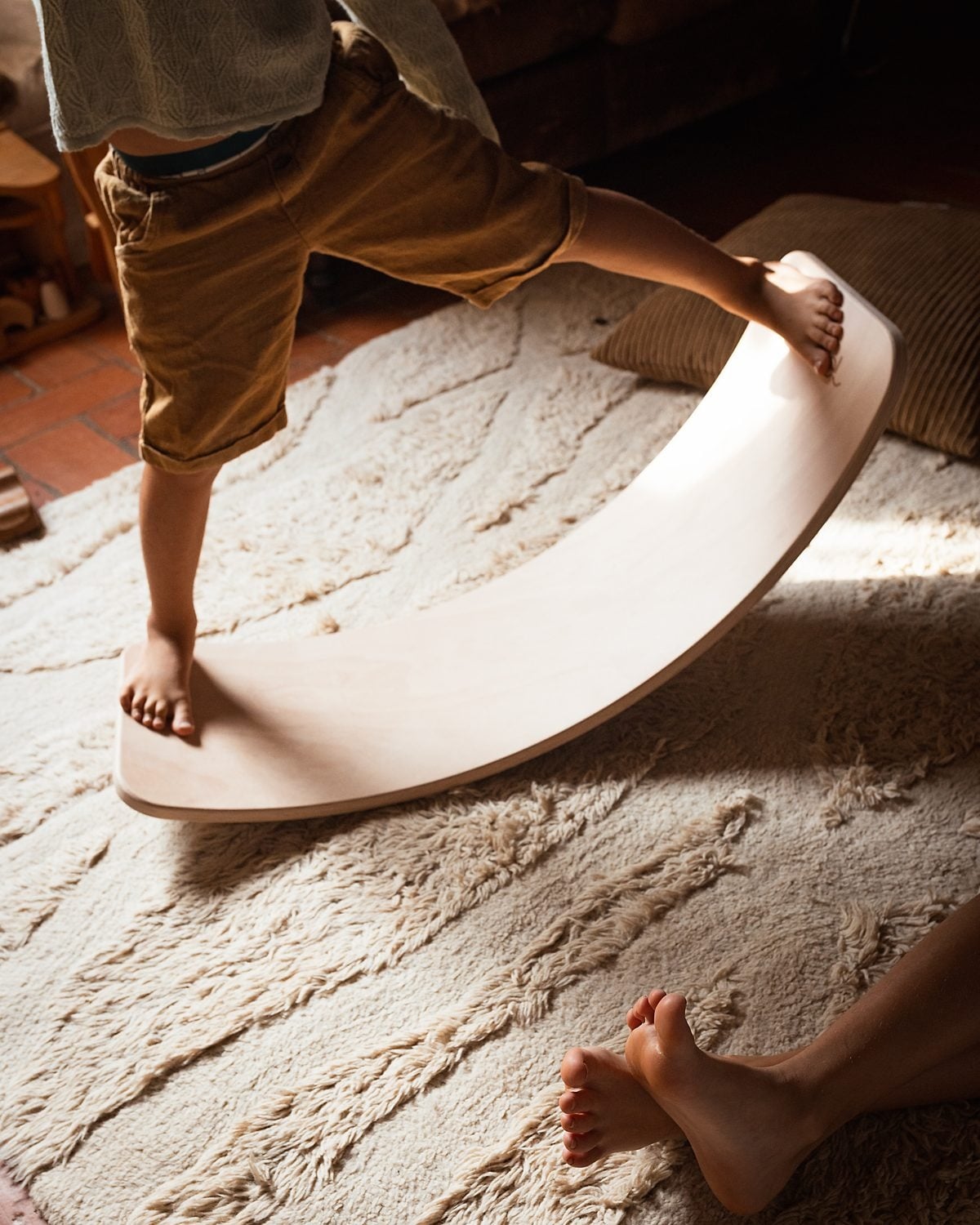 Kind balanceert op de Wobbel Original, ouder kijkt mee
