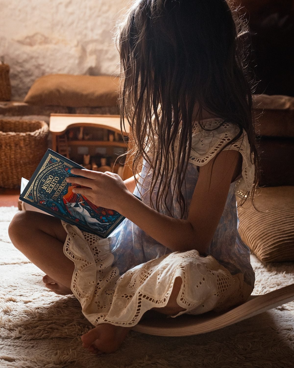 Meisje leest een boek op de Wobbel Original