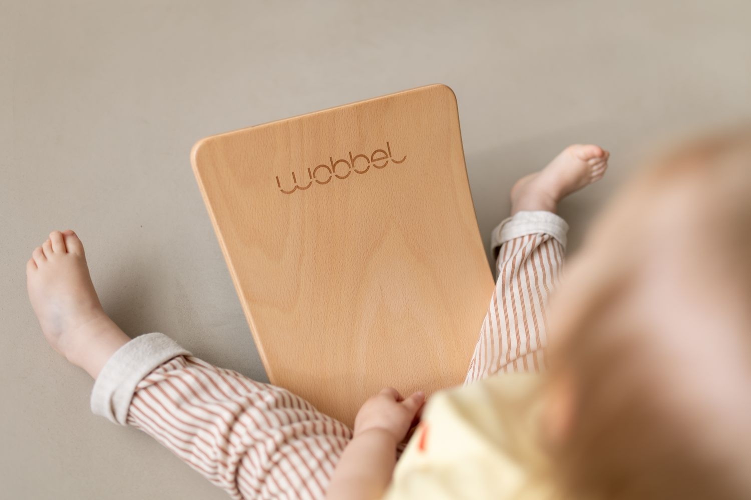 Close-up van het gegraveerde Wobbel-logo op de Starter