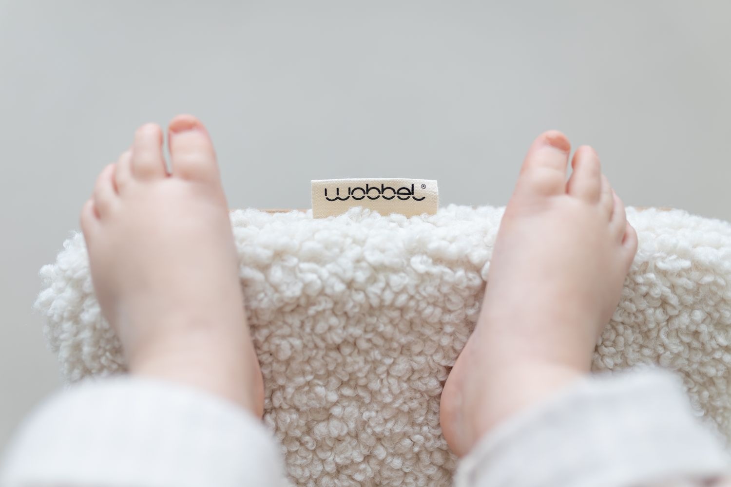 Kindervoetjes op de pillow met Wobbel-label