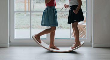 Wobbel Balance Board: Das hölzerne Spielzeug, das Alt und Jung bewegt.
