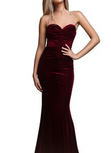 Bordeaux rode fluwelen galajurk met split - 202309