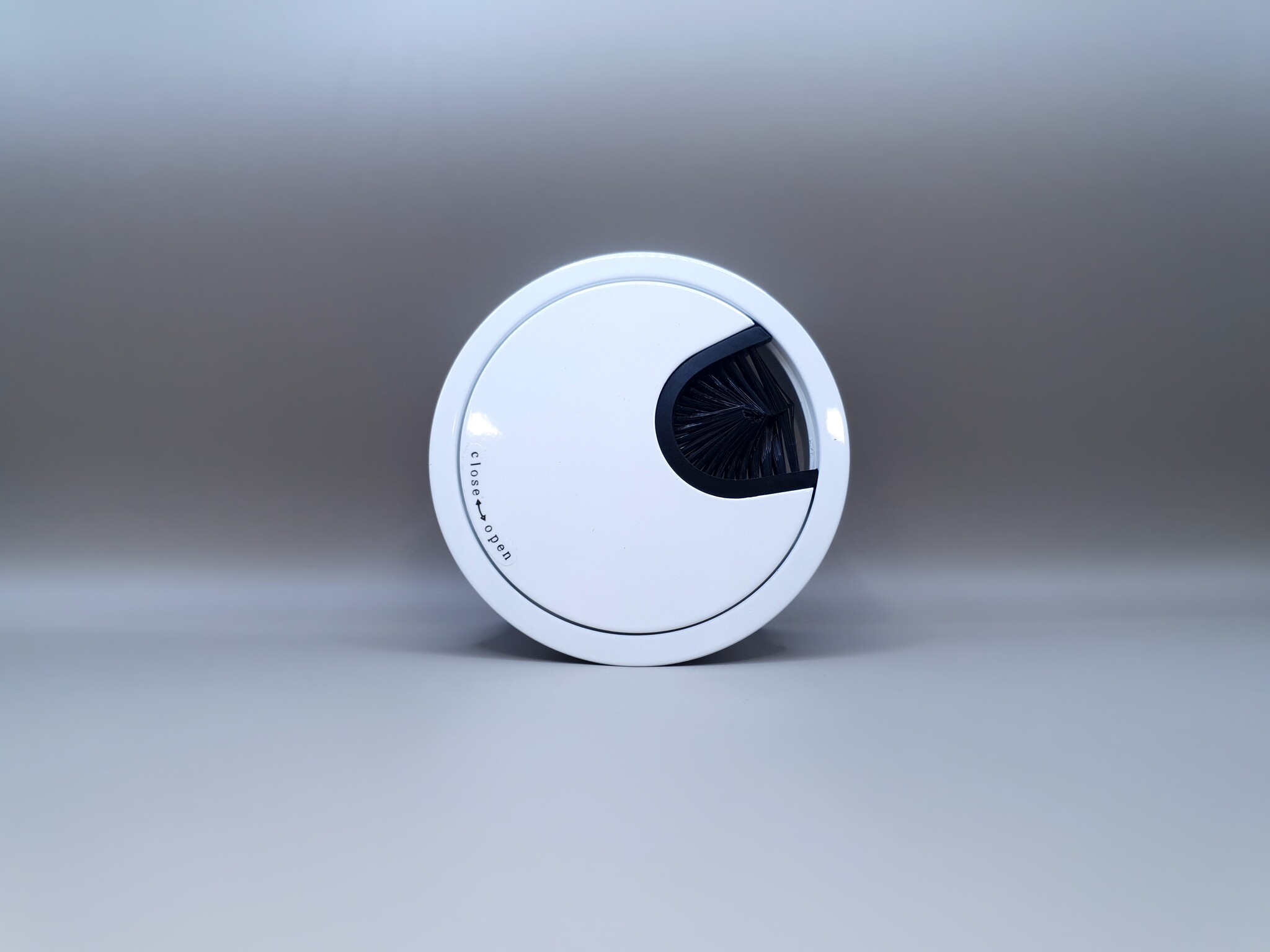 Multi Meubel Kabeldoorvoer metaal Ø 80mm wit gelakt. Open/Close