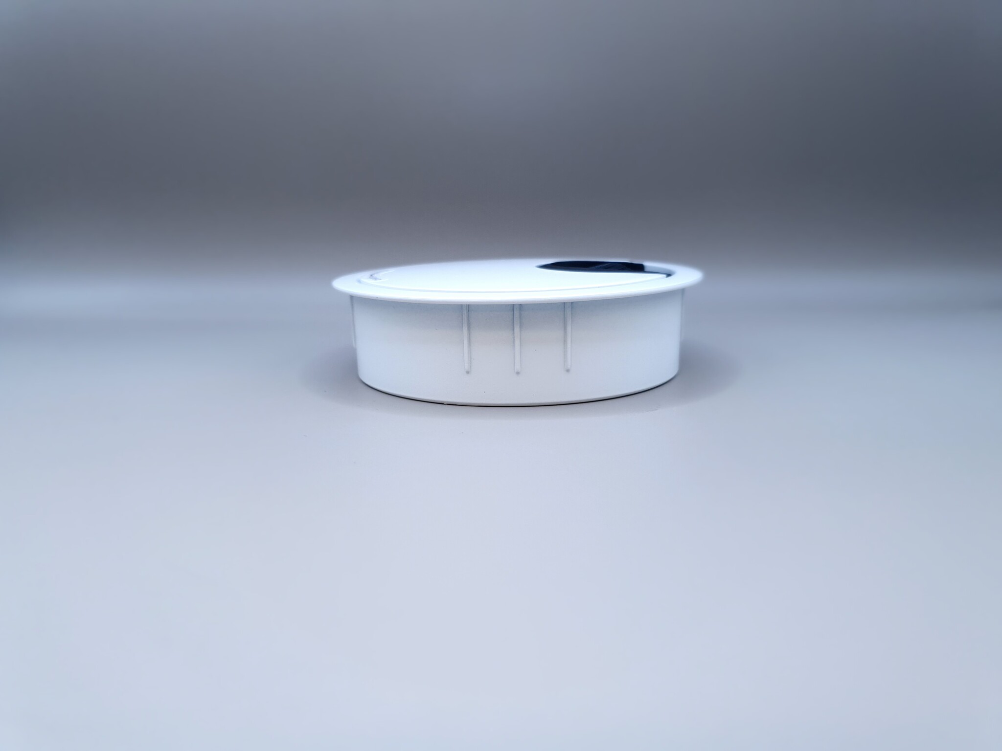 Multi Meubel Kabeldoorvoer metaal Ø 80mm wit gelakt. Open/Close