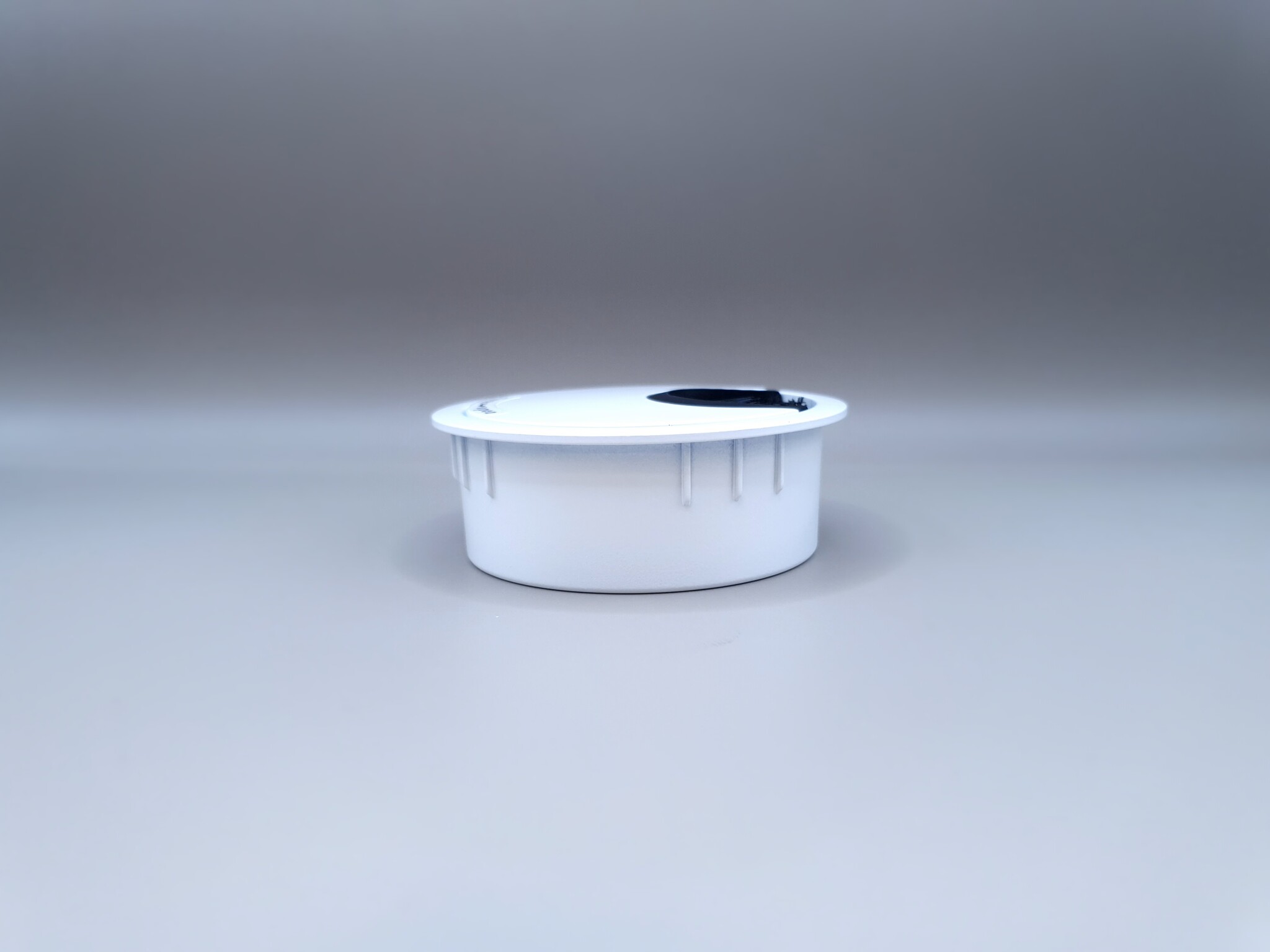 Multi Meubel Kabeldoorvoer metaal Ø 60mm wit gelakt. Open/Close