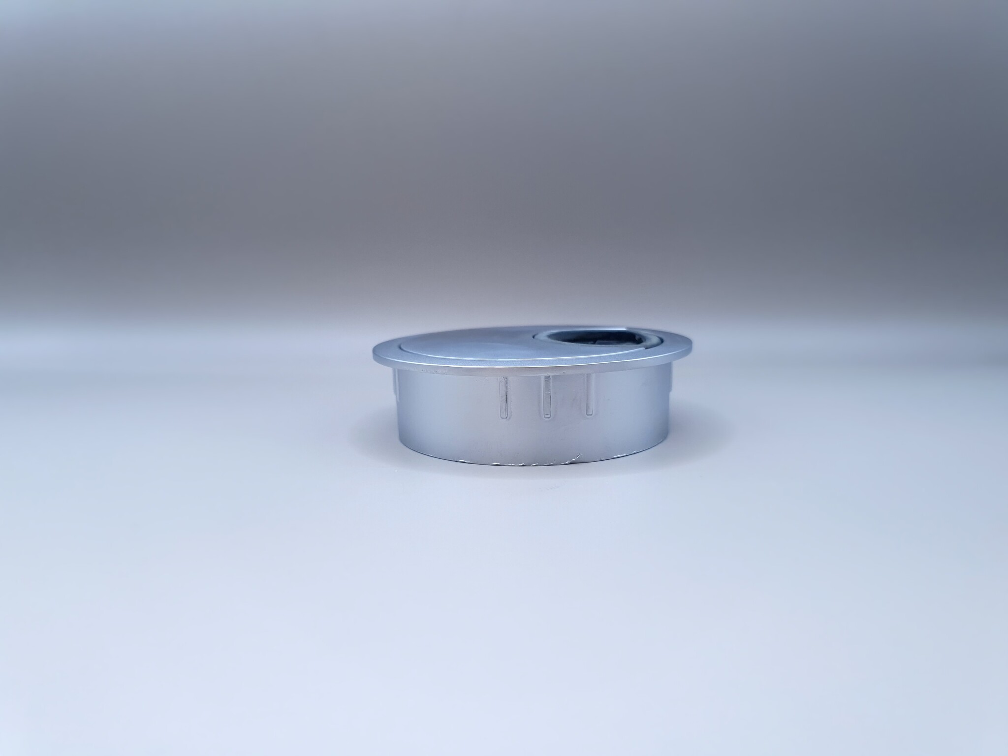 Multi Meubel Kabeldoorvoer rond 60 mm. Aluminium optisch, uitlopend model