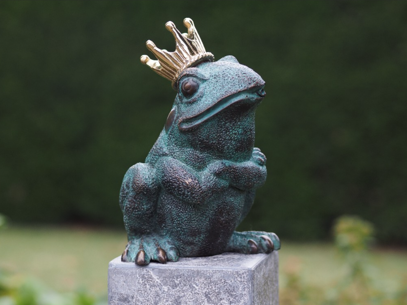 Bronze frog with crown - Bronze animal sculptures - Bronze sculptures -  Flowerfeldt