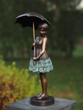 Statue Mädchen mit Regenschirm